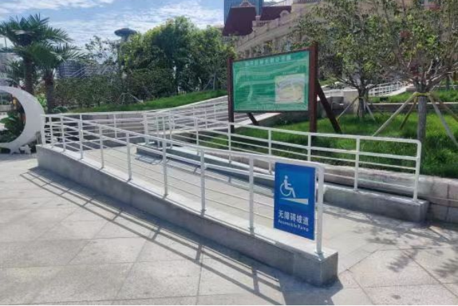 图为津湾广场轮椅坡道